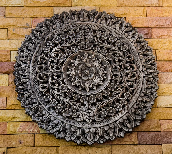 Enfeite de madeira de escultura velha de padrão de flor estilo tailandês — Fotografia de Stock