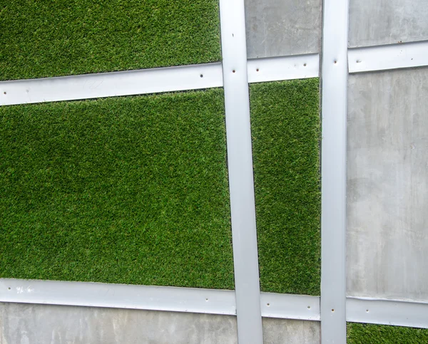 Cementowe ściany z Sztuczna trawa tło — Zdjęcie stockowe