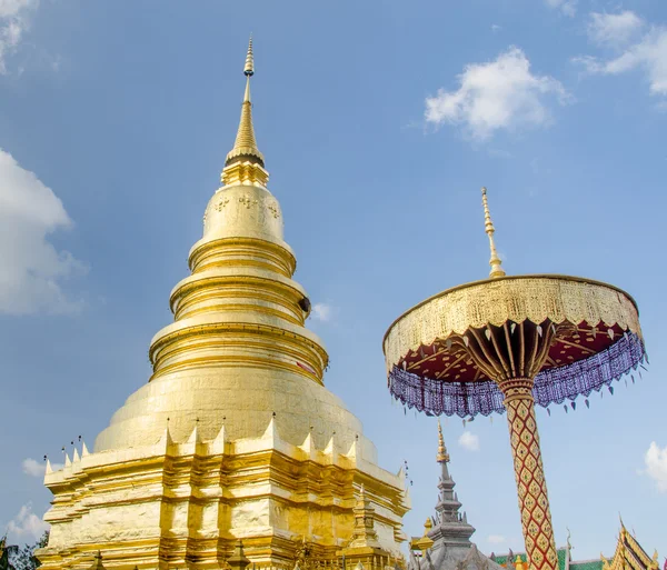 Lumpoon 省、タイの寺院で黄金パゴダ — ストック写真