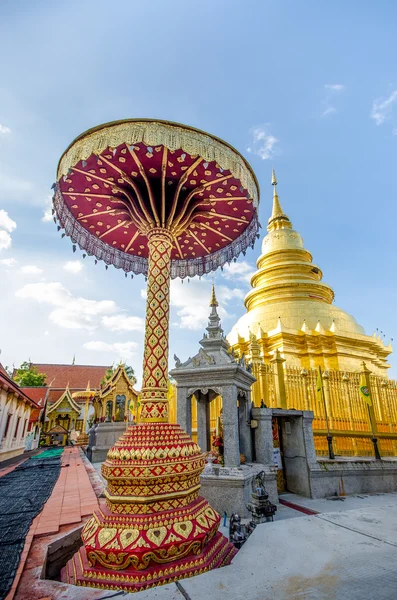 Gouden pagode in tempel van lumpoon provincie, thailand — Stockfoto