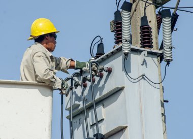 MInburi, Tayland Kasım 9:electrician yükleme yüksek güç