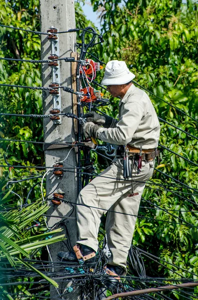 Minburi, Tailandia- Nov 9: Electricista está instalando alta potencia — Foto de Stock