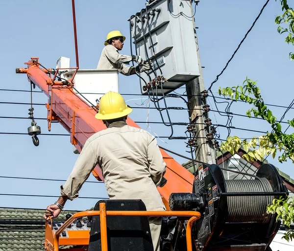 Minburi, Thaïlande- 9 novembre : Un électricien installe une haute puissance — Photo