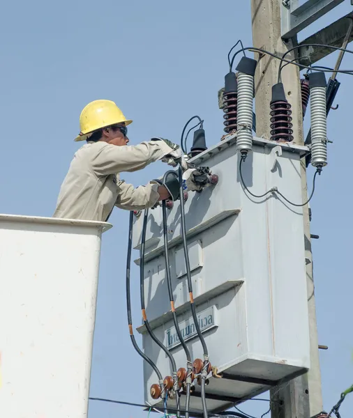 Minburi, Tailandia- Nov 9: Electricista está instalando alta potencia —  Fotos de Stock
