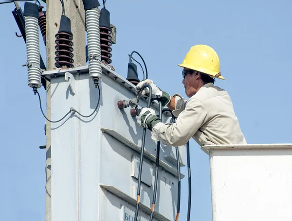 Minburi, Thaïlande- 9 novembre : Un électricien installe une haute puissance — Photo