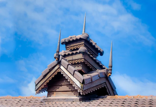 Houten dak van heiligdom in tempel. Mae hong son-provincie, thailan — Stockfoto