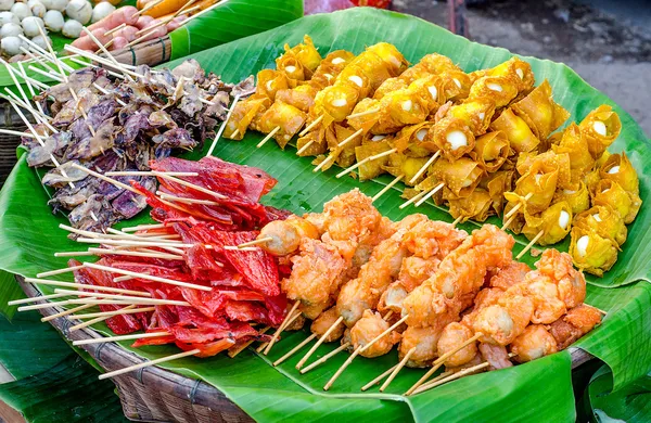 Snack thai Stil frittierte knusprige Knödel Wachtelei und frittiert — Stockfoto