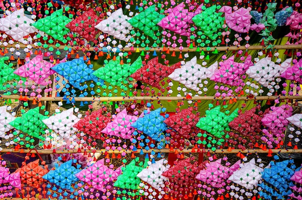 Colorido de forma ornamento peces de plástico —  Fotos de Stock