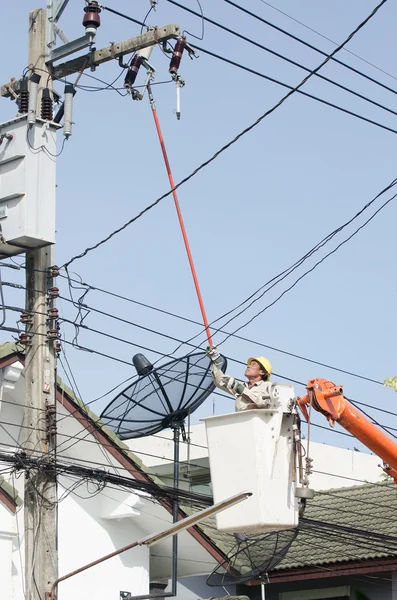 Minburi, thailand-nov 9:electrician installera hög effekt ele — Stockfoto