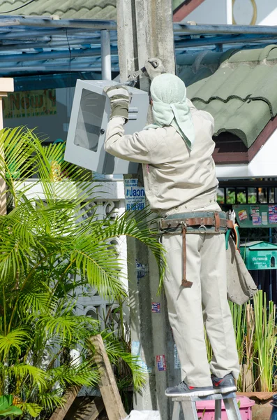 Minburi, Thailandia- 9 novembre: Elettricista che installa ele ad alta potenza — Foto Stock