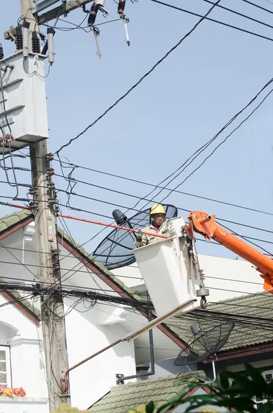 Minburi, Thaïlande- 9 nov. : Électricien installant l'ele haute puissance — Photo
