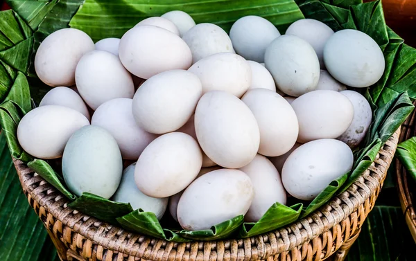 Kaczka świeżych jaj na kosz bambusowy — Zdjęcie stockowe