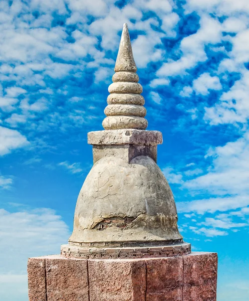 Alte Pagode isoliert auf blauem Himmel Hintergrund — Stockfoto