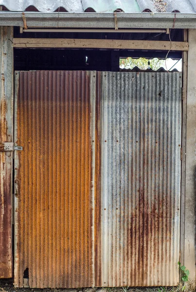 Porta de zinco enferrujado — Fotografia de Stock