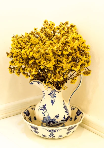 Natureza morta com um colorido de flor seca em jarra — Fotografia de Stock