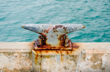 eski paslı demirleme baba zinciri üzerinde beton iskelesi ile