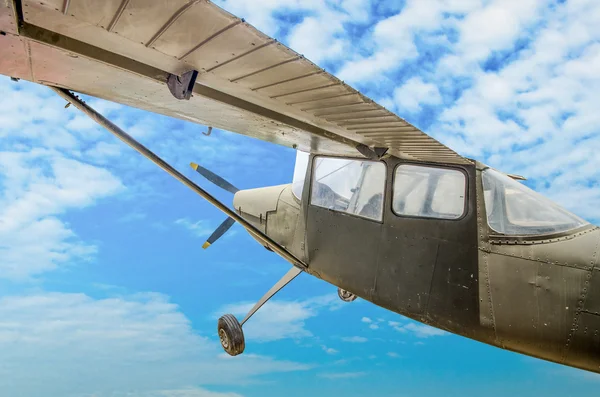 Oldtimer Flugzeug der Welt Krieg auf blauem Himmel Hintergrund — Stockfoto
