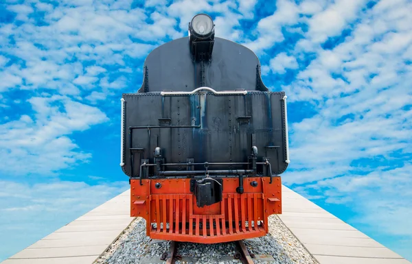 Vechi tren cu aburi pe pista pe fundal albastru cer — Fotografie, imagine de stoc