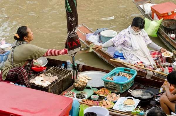 AMPAWA SAMUTSONGKRAM, TAILANDIA - 19 de abril de 2014: Floa más famosa —  Fotos de Stock