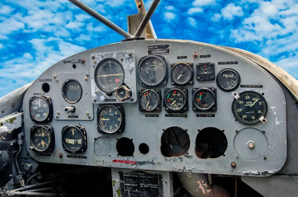 Cockpit of old airplane on blue sky background — Stock Photo, Image