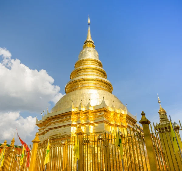 Gouden pagode in tempel van lumpoon provincie, thailand — Stockfoto