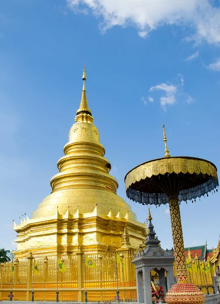 Zlatá pagoda v chrámu provincie lumpoon, Thajsko — Stock fotografie