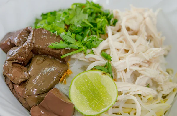 Tagliatelle secche stile thai pollo — Foto Stock