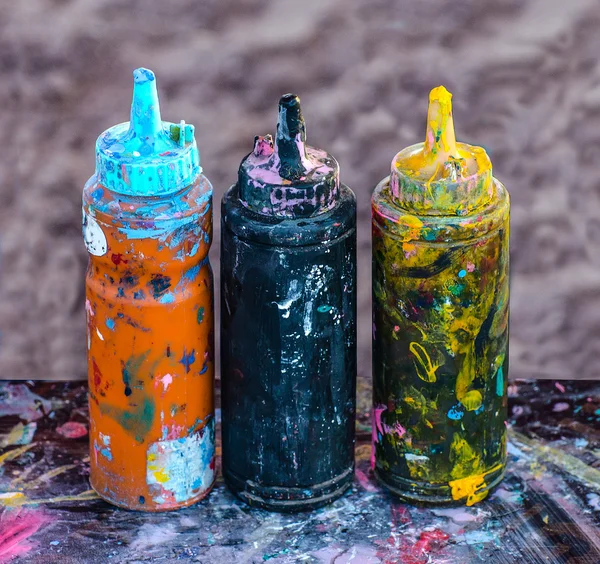 Tinta colorida em garrafas de plástico — Fotografia de Stock