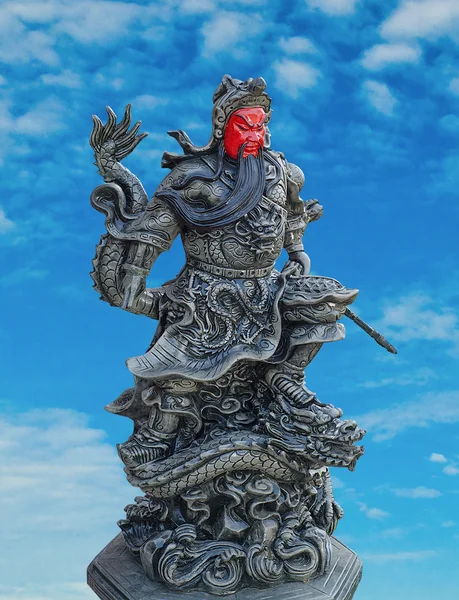 Dieu honneur de Guan Yu statut isolé sur fond de ciel bleu — Photo