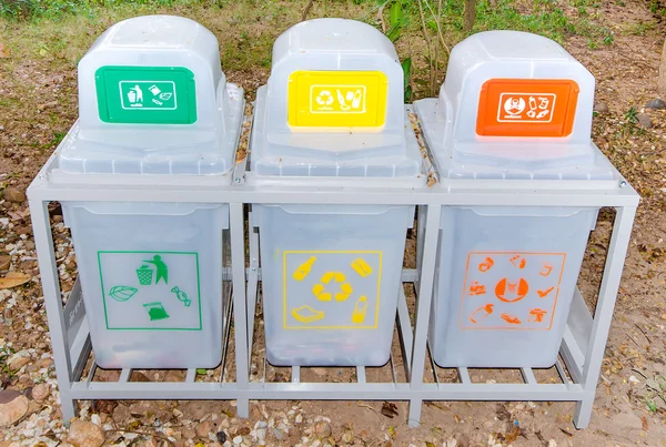 Bacs de recyclage dans le parc — Photo