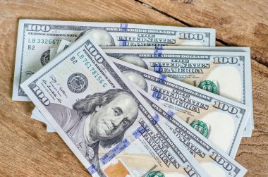 100 dolar faturaları üzerinde ahşap masa yığını