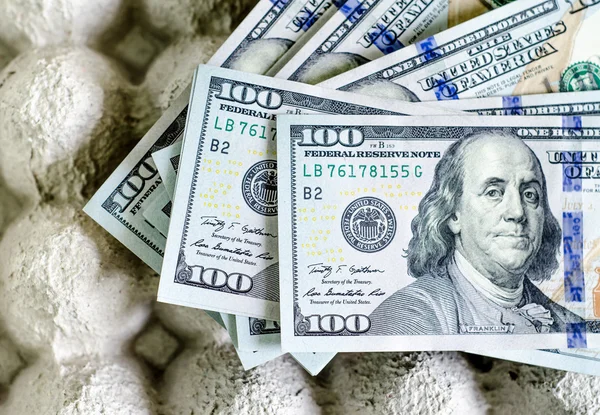 Stapel van honderd-dollarbiljetten op lade ei achtergrond — Stockfoto