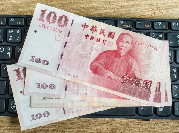 100 taiwan dollarbiljet op toetsenbord Stockfoto