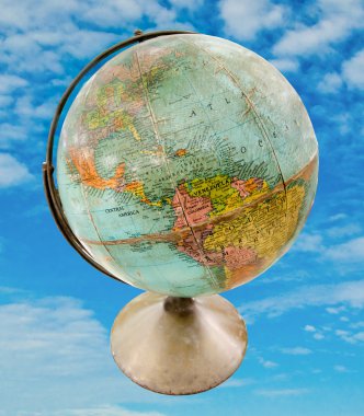 eski model küresel mavi gökyüzü arka plan üzerinde izole