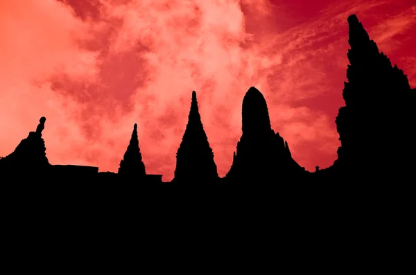 Silhouet van de oude pagode in chaiwattanaram tempel, ayuttaya p — Stockfoto