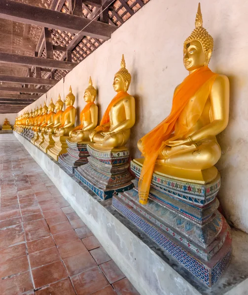 Будда статус в храме — стоковое фото