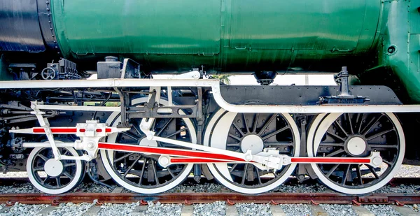 Old steam locomotive wheel and coupling rods — Stock Photo, Image