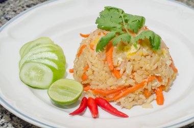 Beyaz tabakta tavuk kızarmış pilav