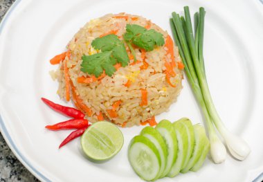 Beyaz tabakta tavuk kızarmış pilav