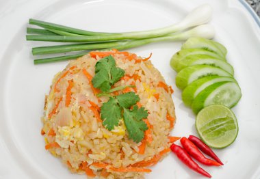 Beyaz tabakta tavuk kızarmış pilav