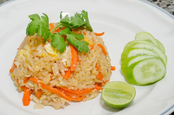 Fried rice with chicken on white plate — Stock Photo, Image