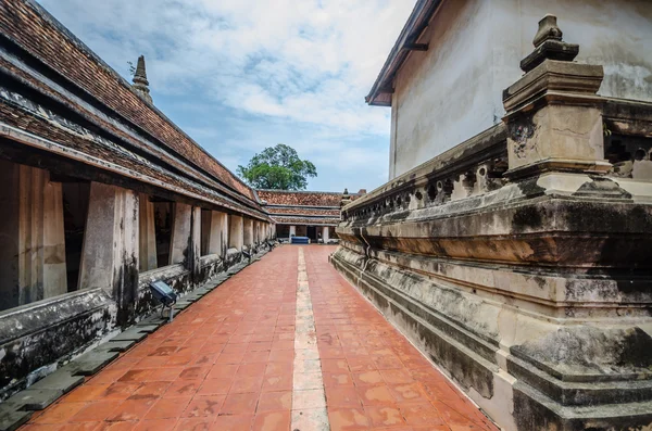 寺院の道を歩む — ストック写真