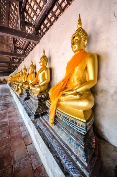 Bouddha staus dans le temple — Photo