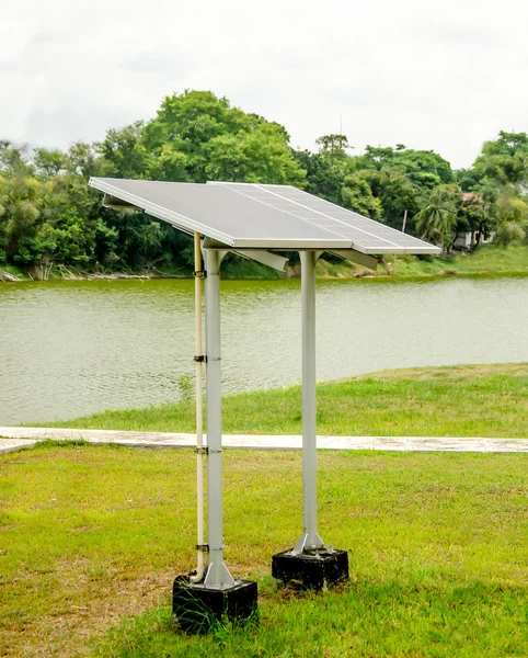 Paneles solares para la producción de energía eléctrica renovable — Foto de Stock