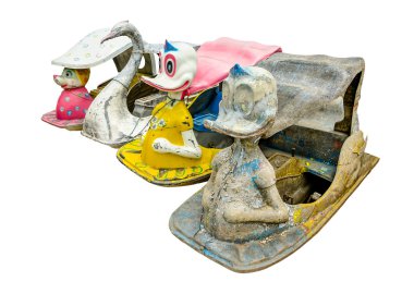 Beyaz arka plan üzerinde izole eski kuğu kürek teknesi