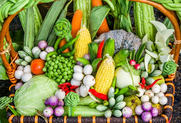 竹かごで野菜のカラフルです — ストック写真