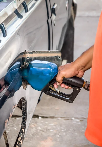 Llenado de gasolina al coche — Foto de Stock