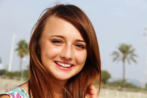 Ragazza sorridente sulla spiaggia Foto Stock Royalty Free