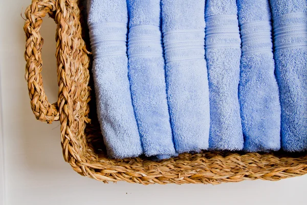 Korg och handdukar — Stockfoto