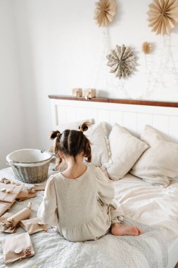 Kurumuş çiçeklerle süslenmiş çocuklar için Noel 'e özel takvim